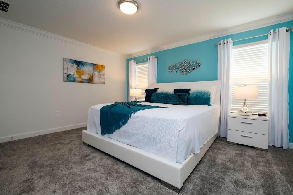 Stunning 4 Bd Close to Disney @ Storey Lake 2569