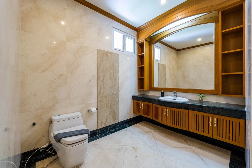 Luxury 6 Bed Mansion - CAS