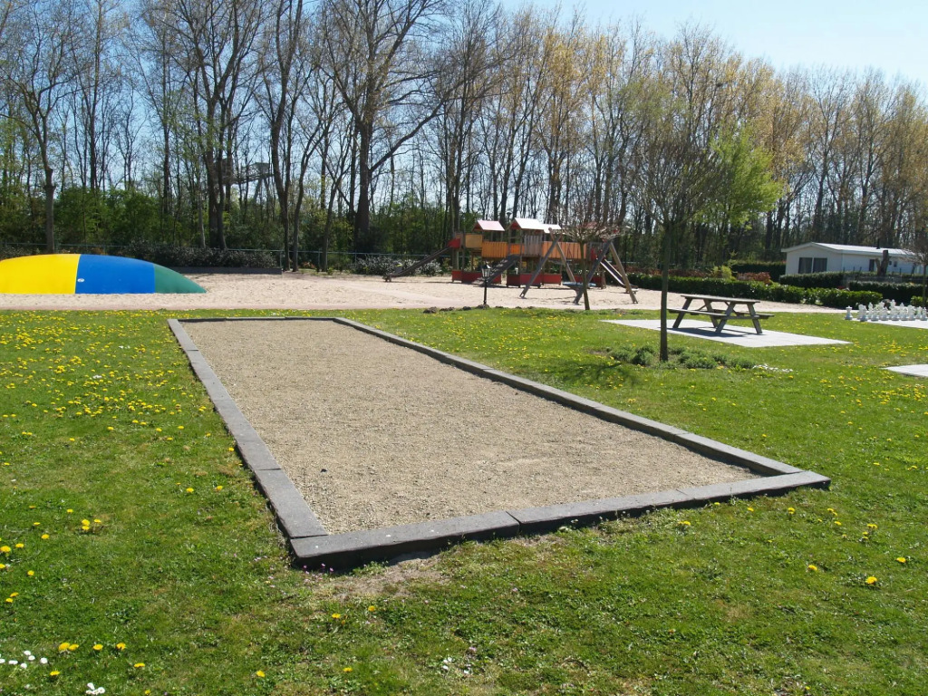 Well-maintained chalet with microwave, on a holiday park close to the Biesbosch