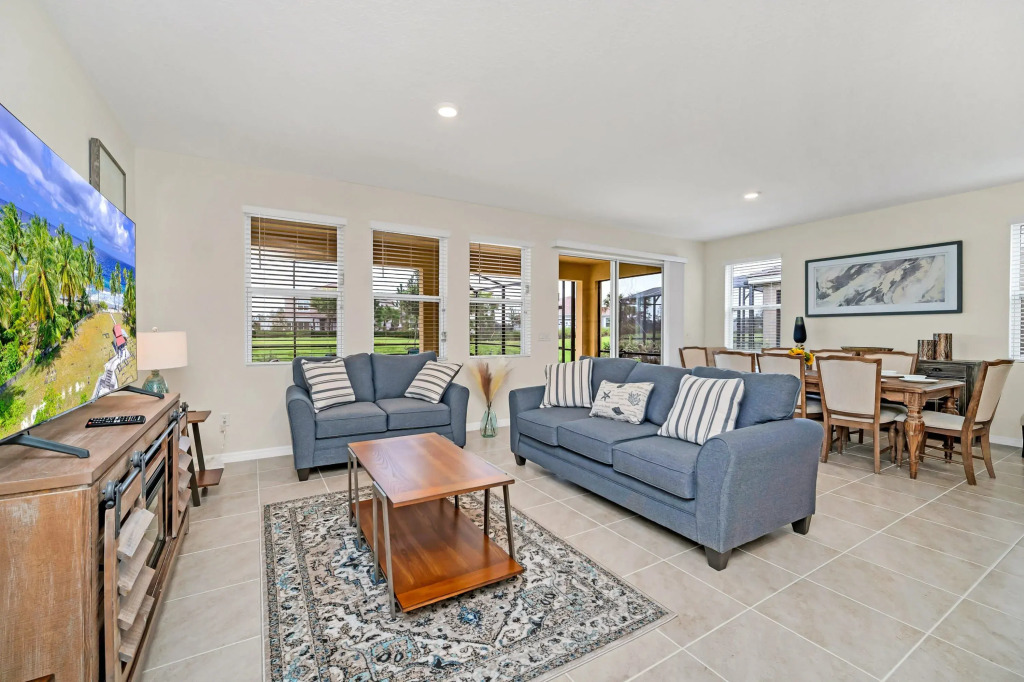 Upstay - Lrg Family Home w Private Pool   Hot Tub, Davenport