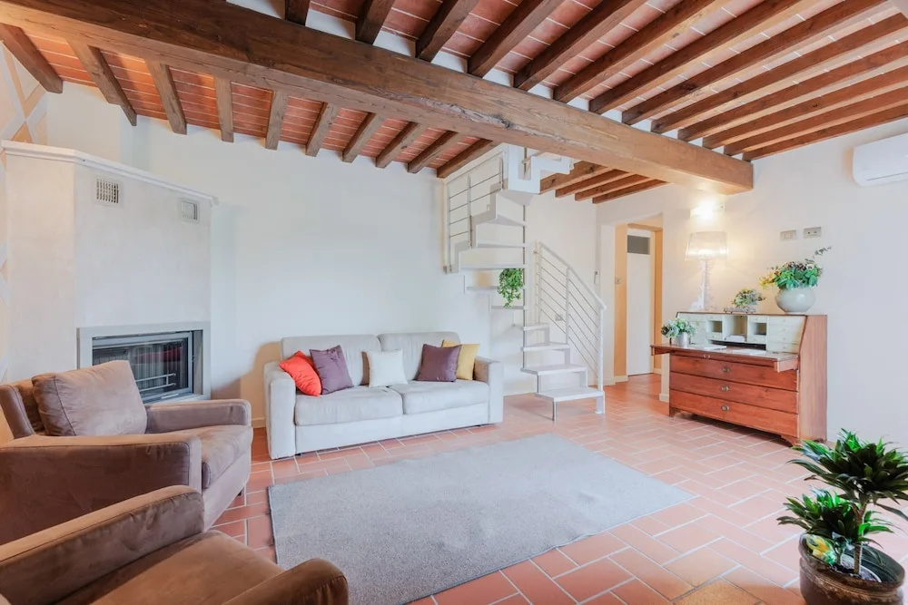 Farmhouse in Lucca with Infinity Pool