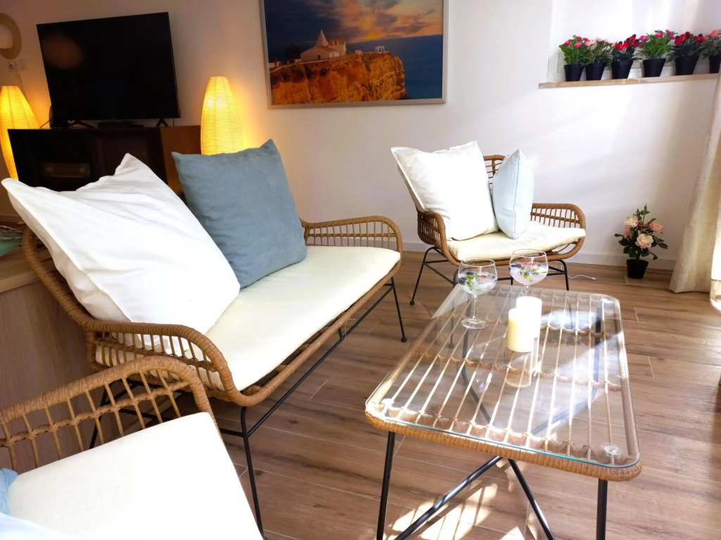 white pearl apartment central confy spacious