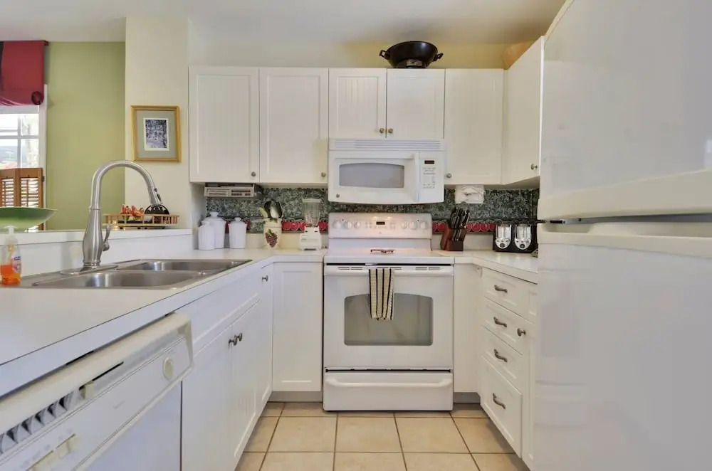 Linger Longer by Avantstay Key West Walkable Gated Community, Shared Pool Month Long Stays Only