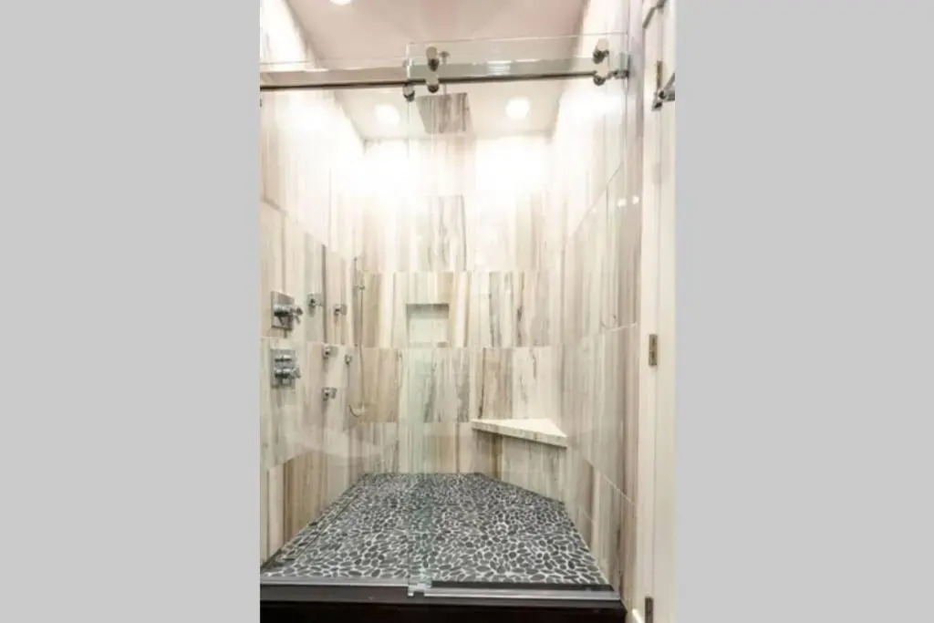 Private Luxury Suite with Hot Tub Downtown Eureka Springs