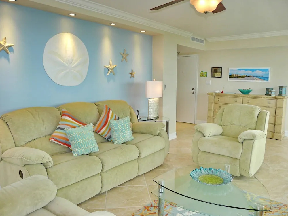 Beachfront Condo With Pool and Dazzling Ocean View