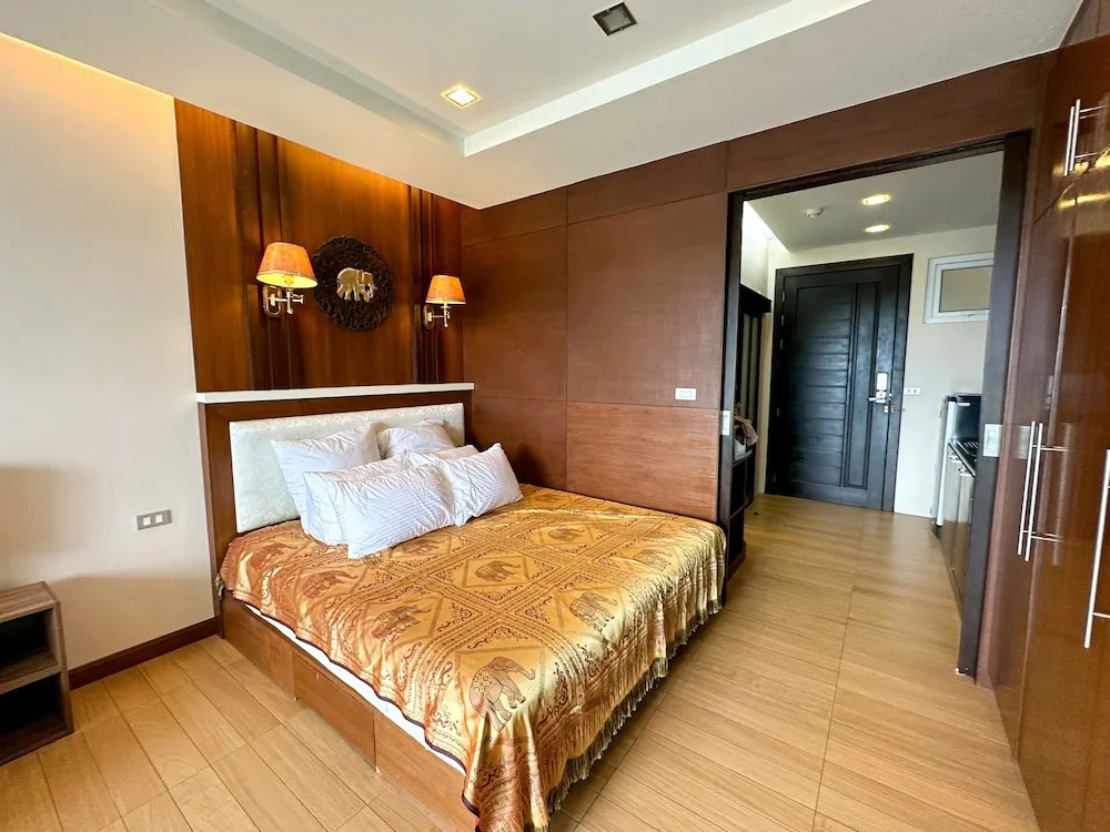 Sea and Sky condo Karon 306