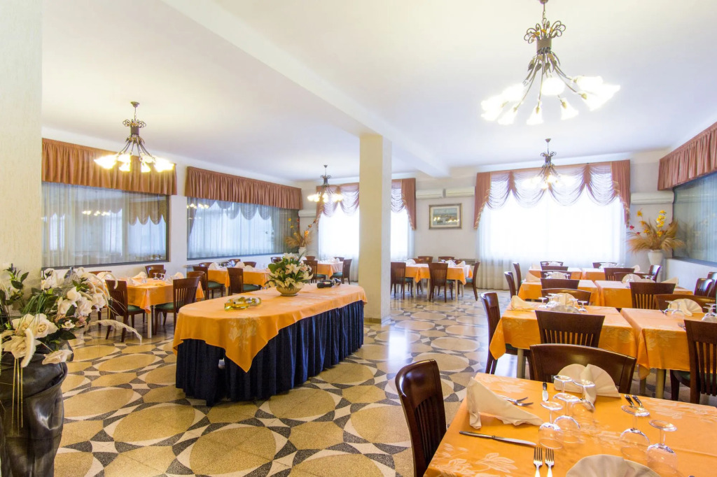Racar Hotel