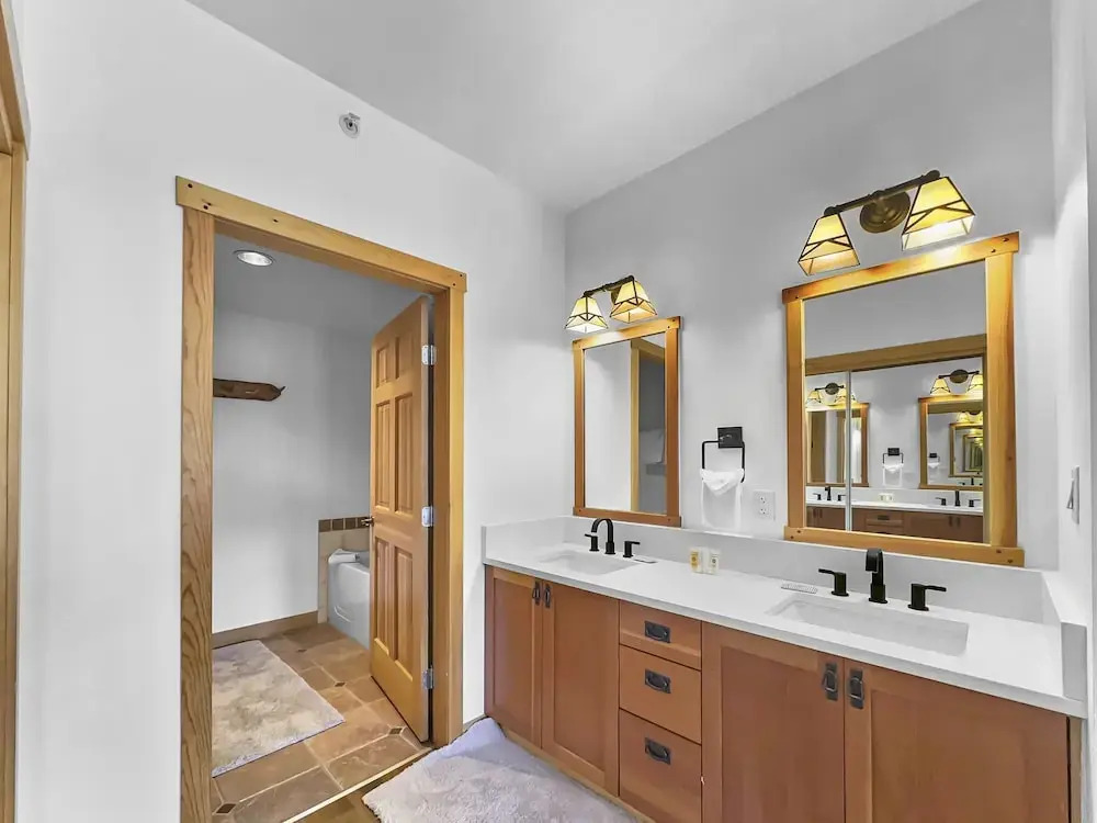 Inviting and Spacious Condo In The Heart of Center Village - PP416 by Redawning