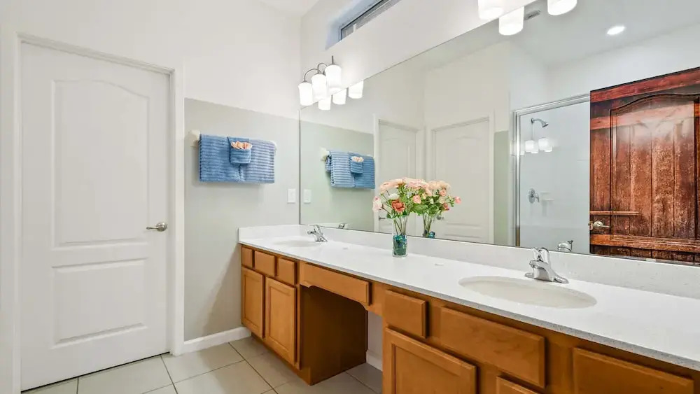 Opulent Retreat, Pool & Lake View, Near Parks
