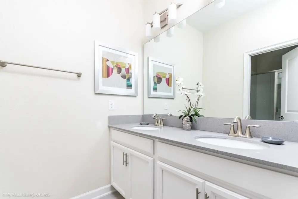 5 Bedroom Town Townhouse