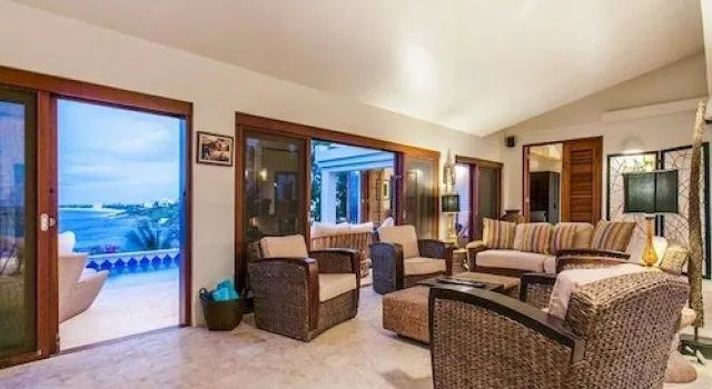 Waves on Shoal Bay Villa