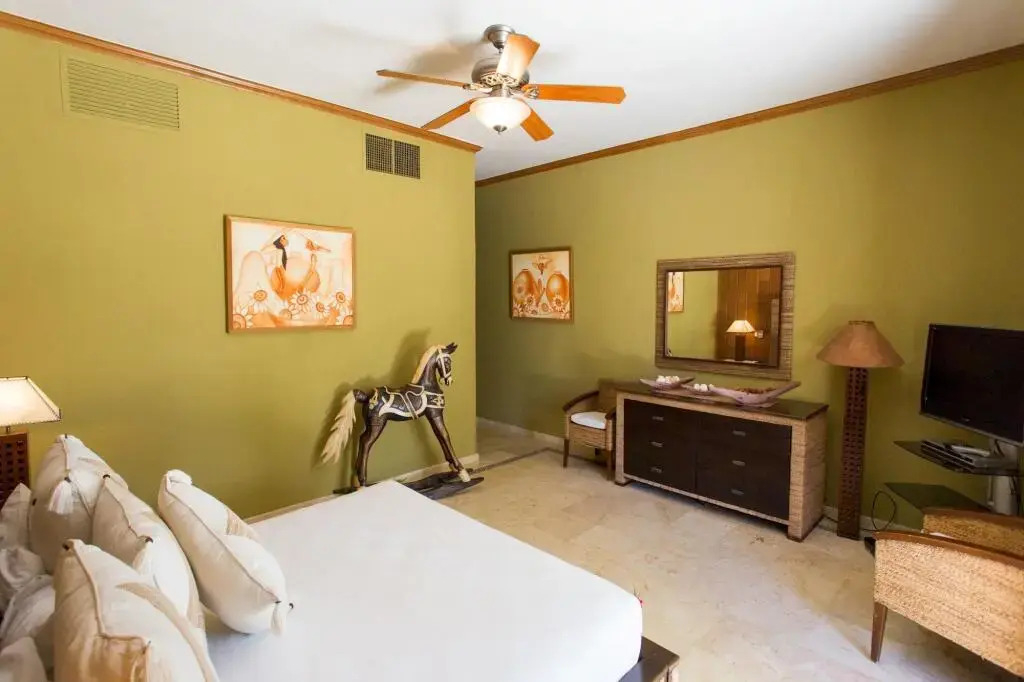 Large (12.000 sq. ft.) 5-BDR villa for rent in Cap Cana – with pool, chef, maid
