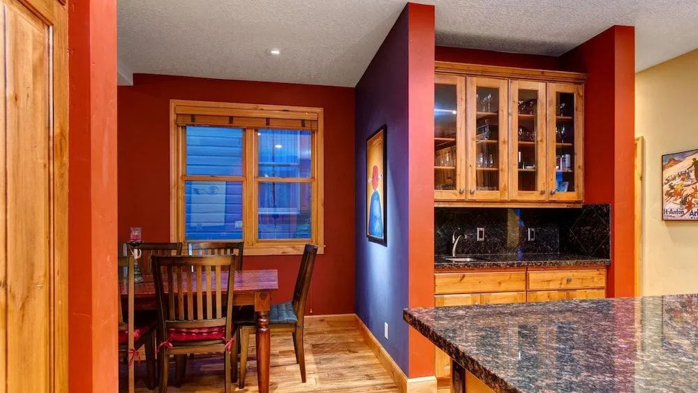 Town Lift Gem 4 Bedroom by RedAwning