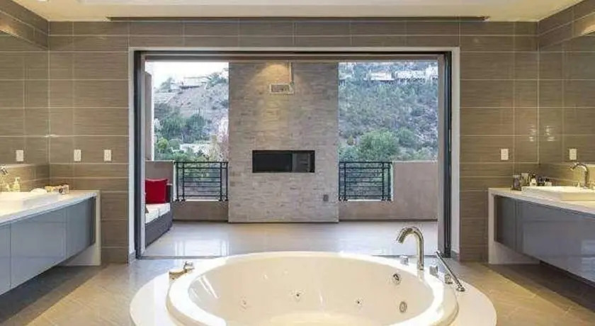 Zorada - Private Hollywood Hills Luxury With Endless Amenities and City Views
