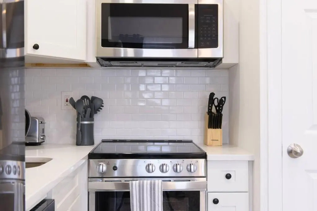 240-14 NEW Studio Prime Location W D in Unit
