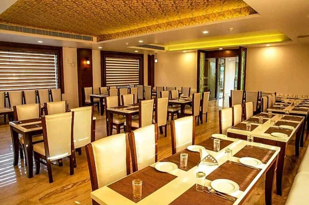 Goyal Hoteliers - Hotel The Agra Grande