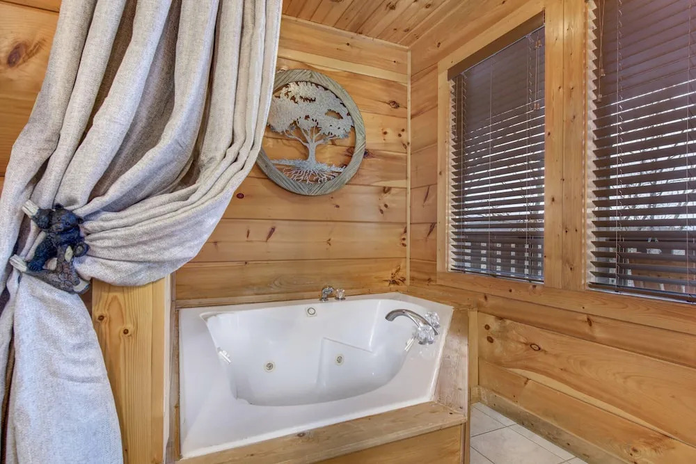 Only Dreamin' Cabin w/ Private Hot Tub