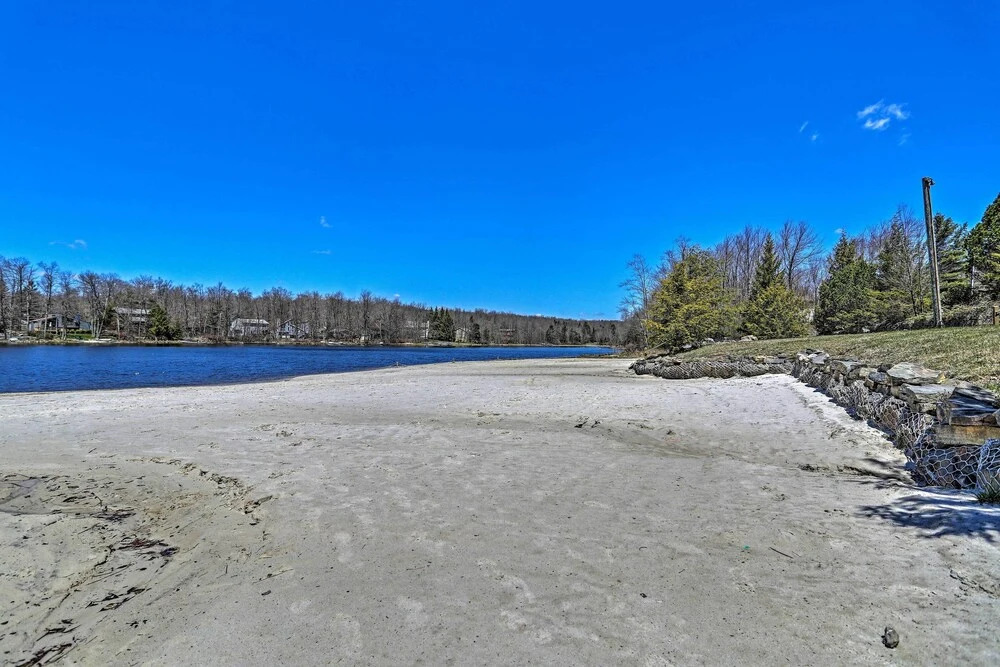 15 Mi to Ski Resort: Home w/ Fire Pit in Tobyhanna