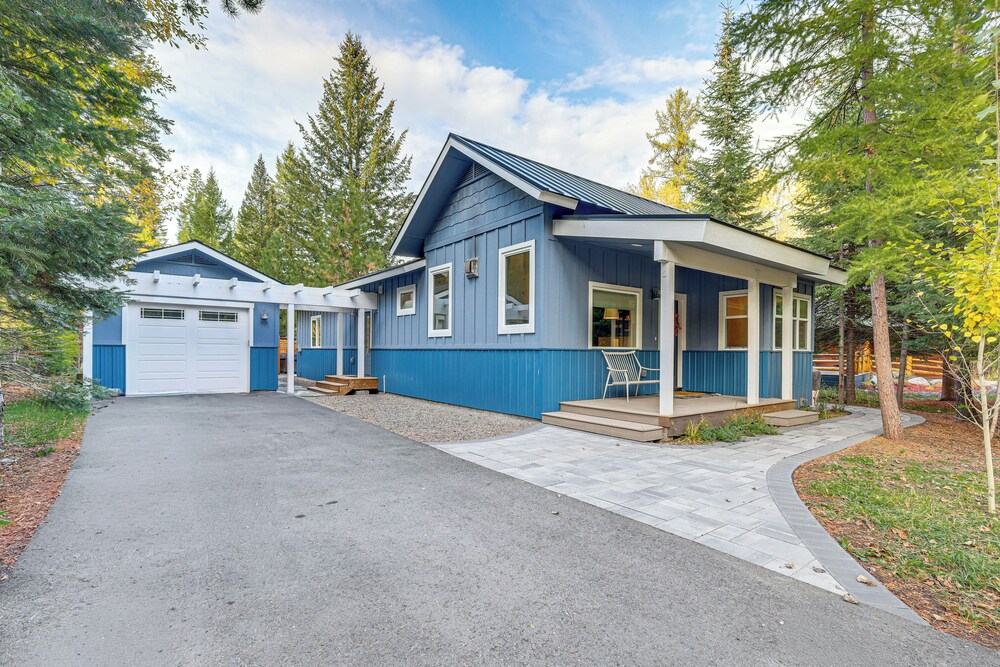 2 Mi to Payette Lake: Charming Cottage w/ Hot Tub!
