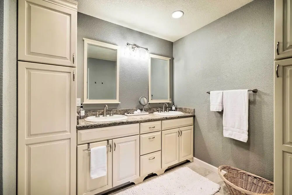 Pine Mountain Cabin w/ Hot Tub, 2 Mins to Marina!