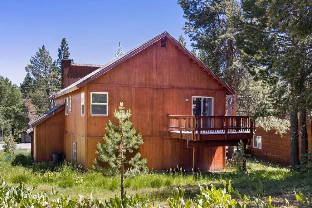 < 8 Mi to Donner Lake: Home w/ Deck + Balcony!
