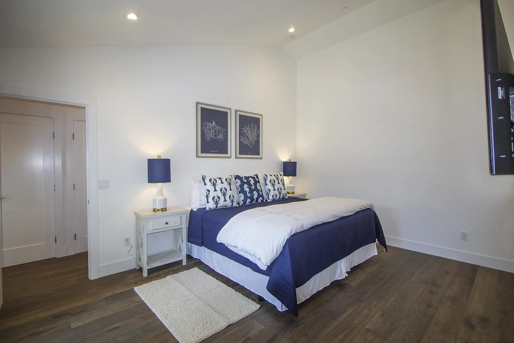 Beautifully Remodled 3/3 Walk To Shops, Restaurants, Close To World Class Golf