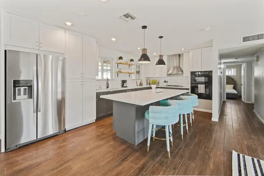 Karen in Phoenix With 4 Bedrooms and 2 Bathrooms