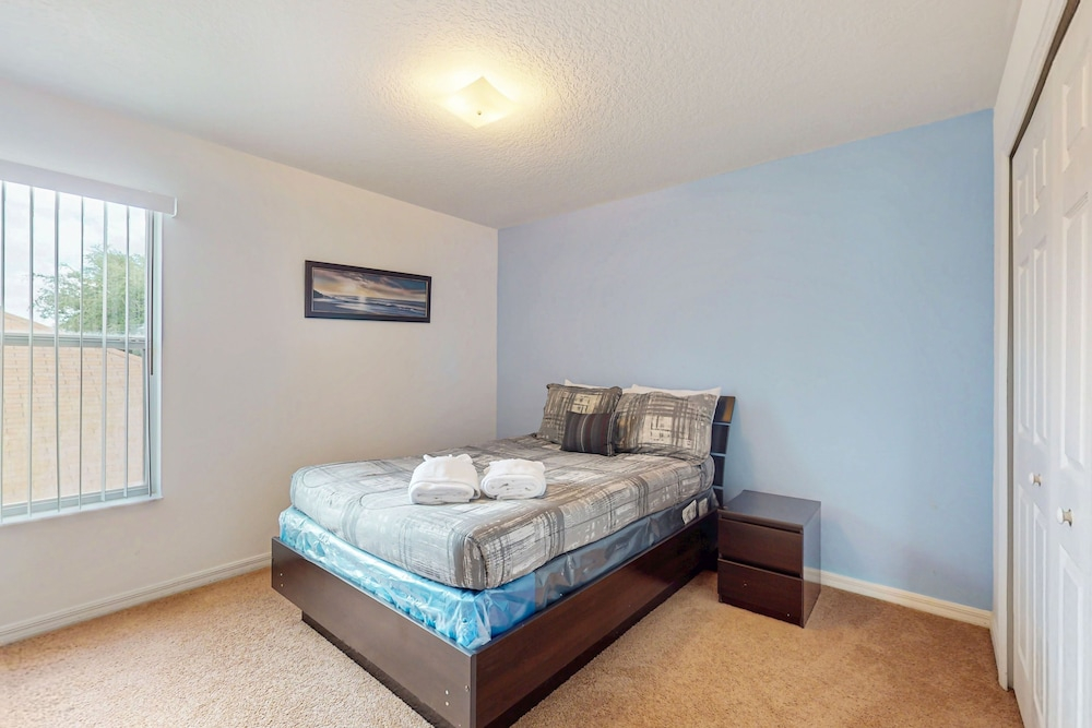 Spacious Home in Cute Area With Central AC & Washer/dryer - Snowbirds Welcome