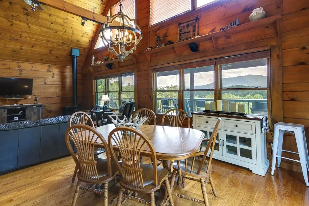 Sevierville Cabin w/ Hot Tub & Mountain-view Deck