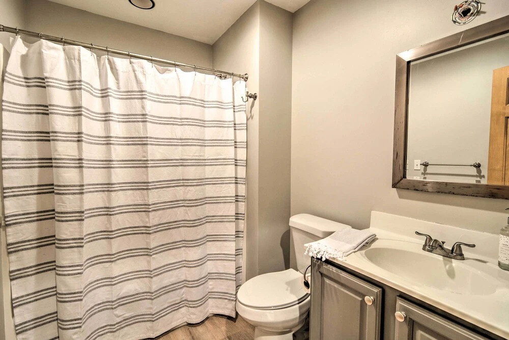 Upscale Family Cottage < 1 Mi to Higgins Lake