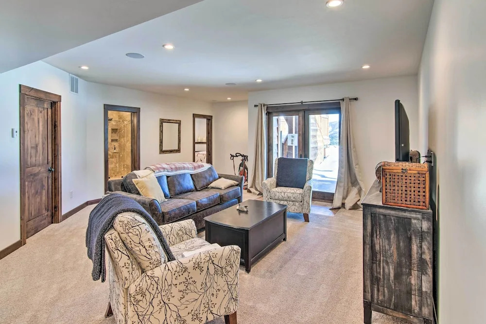 Spacious Big Sky Home w/ Hot Tub & Grill