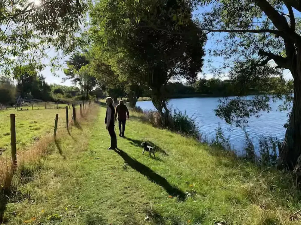 Cotswolds Lakeside Home-Summer Lake