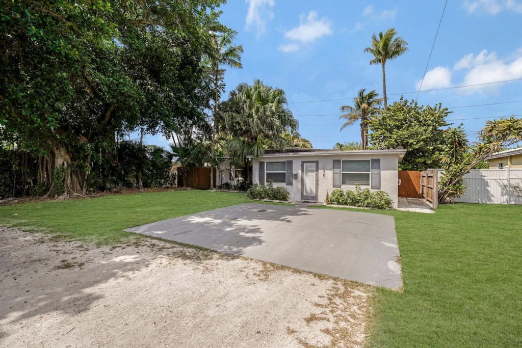 Poinsettia FTL Home by PMI