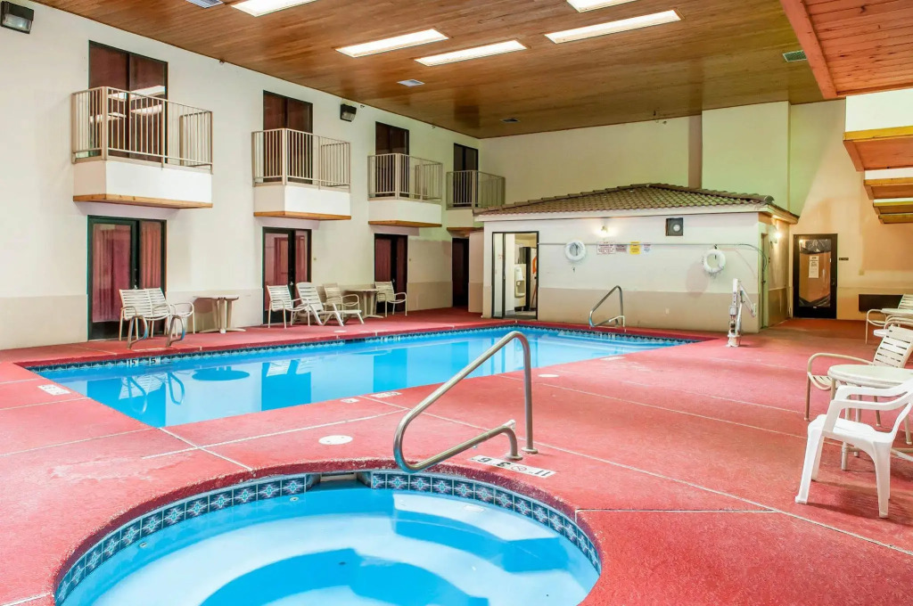 Econo Lodge West - Coors Blvd