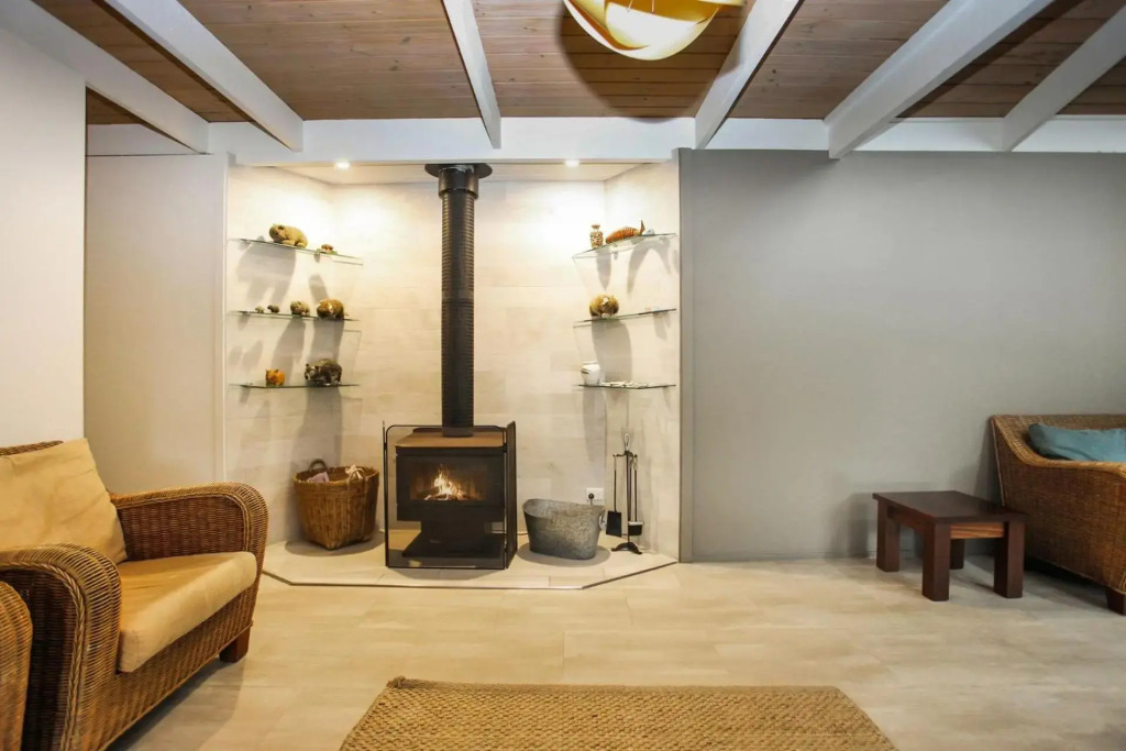 Large 4 Bedroom Home - Pet Friendly