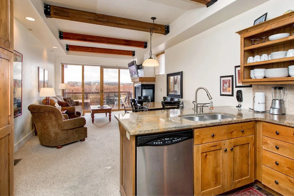 2BR Newpark Townhouse with Hot Tub by RedAwning