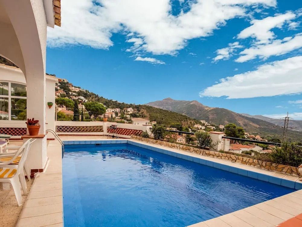 Modern Holiday Home in Roses With Swimming Pool