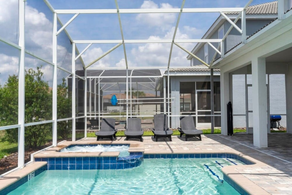 8912 Amazing 6BD Home