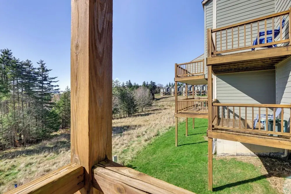 Located in Snowshoe Resort: Townhome w/ Deck!