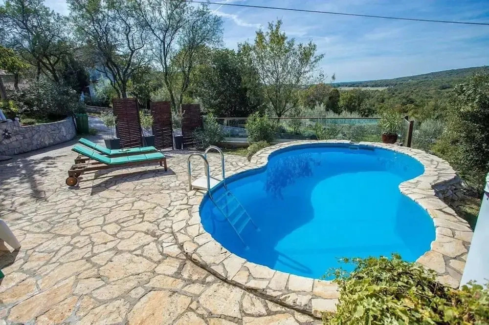Charming Family Retreat With Private Pool