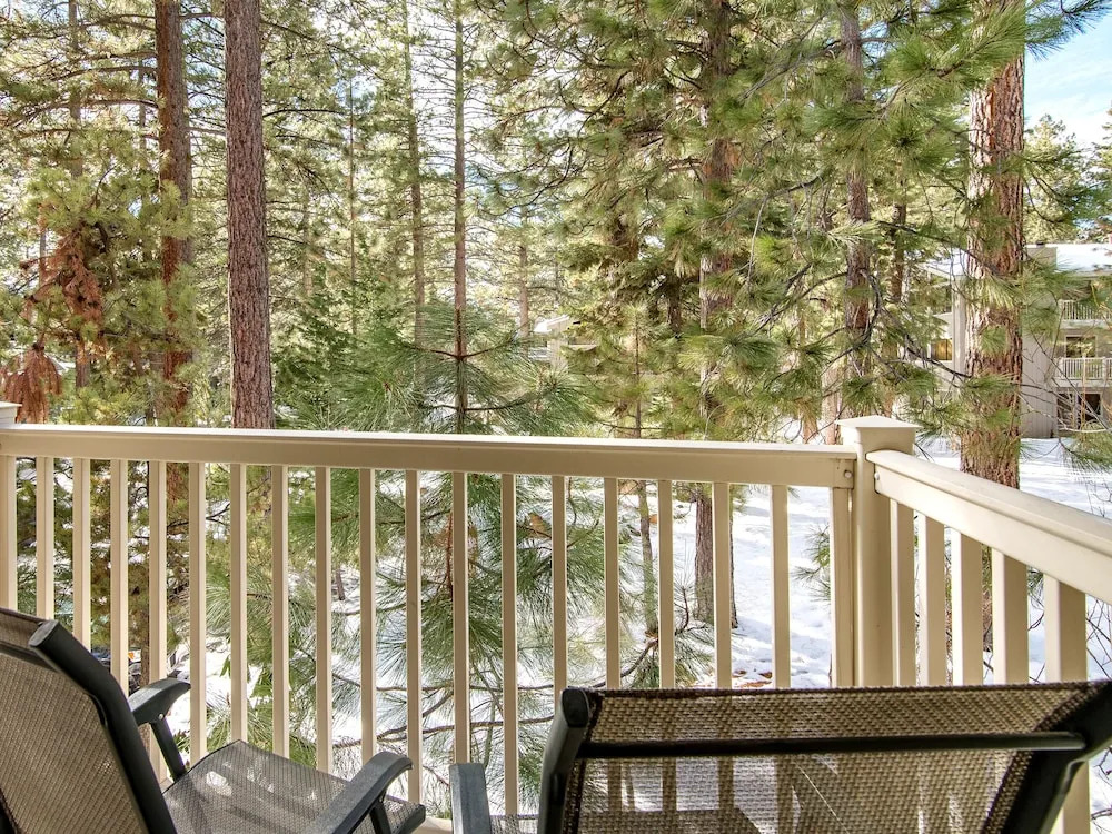 1000 Lakeshore Townhouse Unit 20 3 Bedrooms 2.5 Bathrooms Townhouse