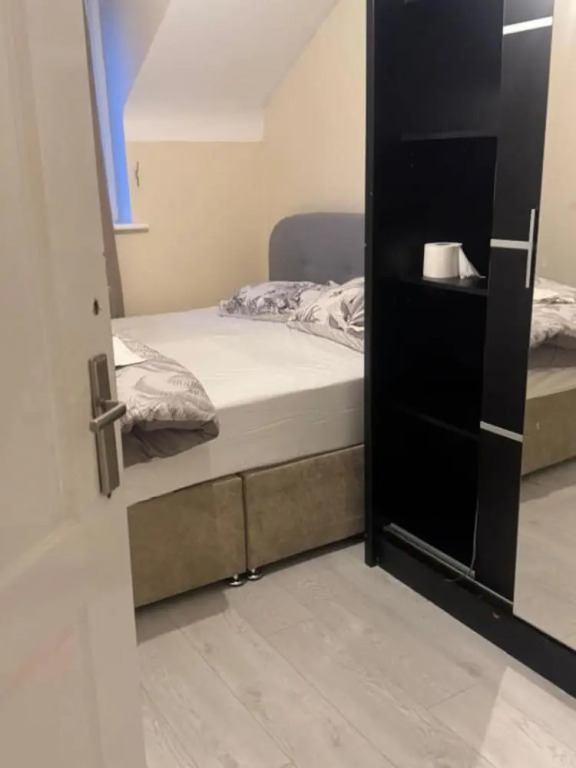 Komegloba Mega room, Moston Station