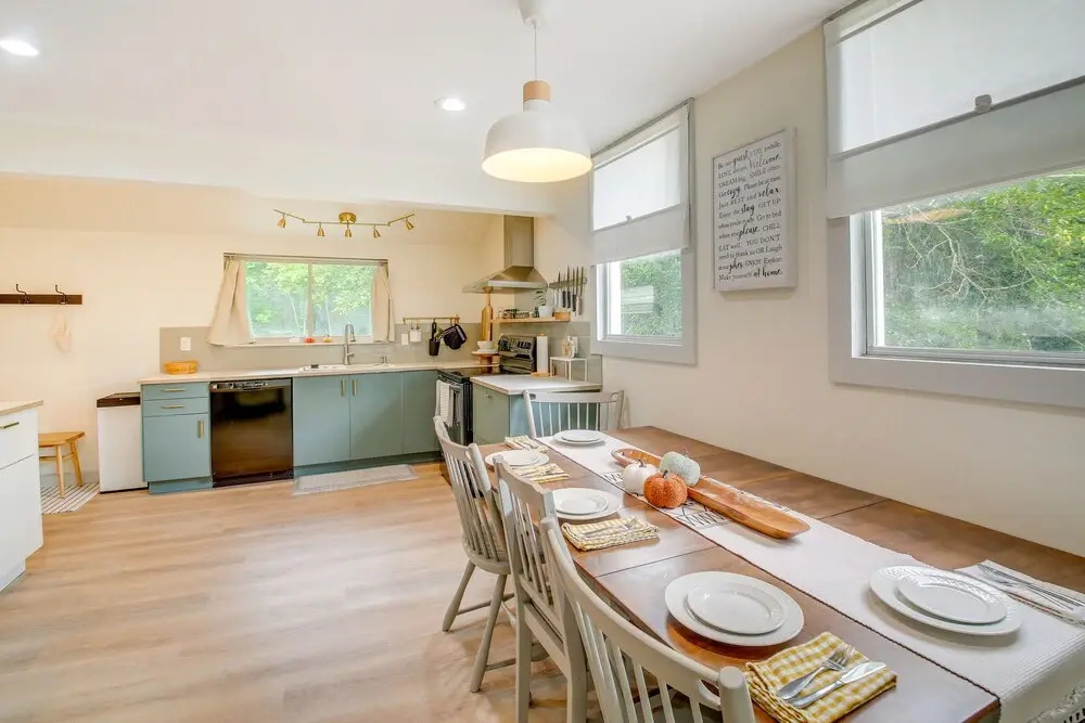 Chic Hot Springs Vacation Rental, Walk to Town!