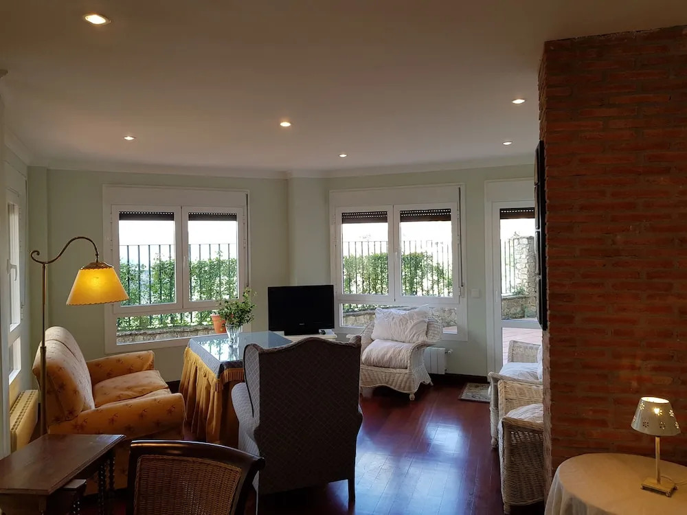 Views & luxury in Old Town