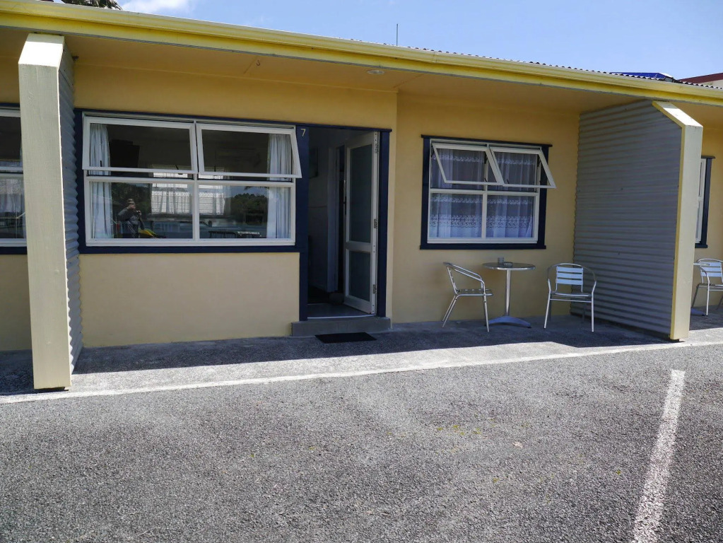 Raglan Palm Beach Motel