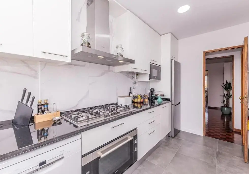 Cozy 3 bedroom apartment in front of the subway