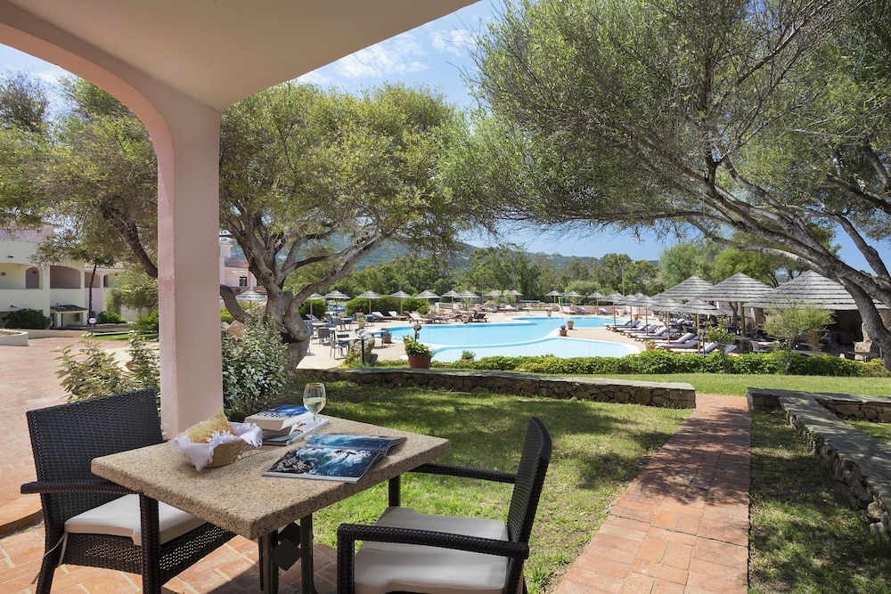 Hotel with swimming pool near Baja Sardinia