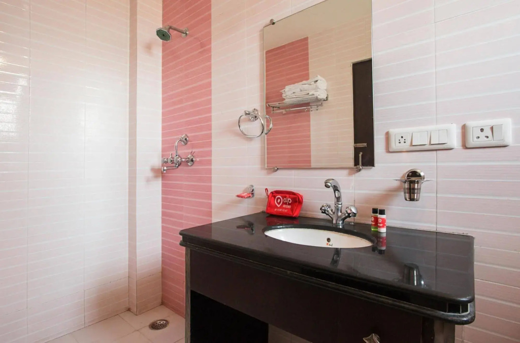 OYO 410 Hotel Lily Bay Inn