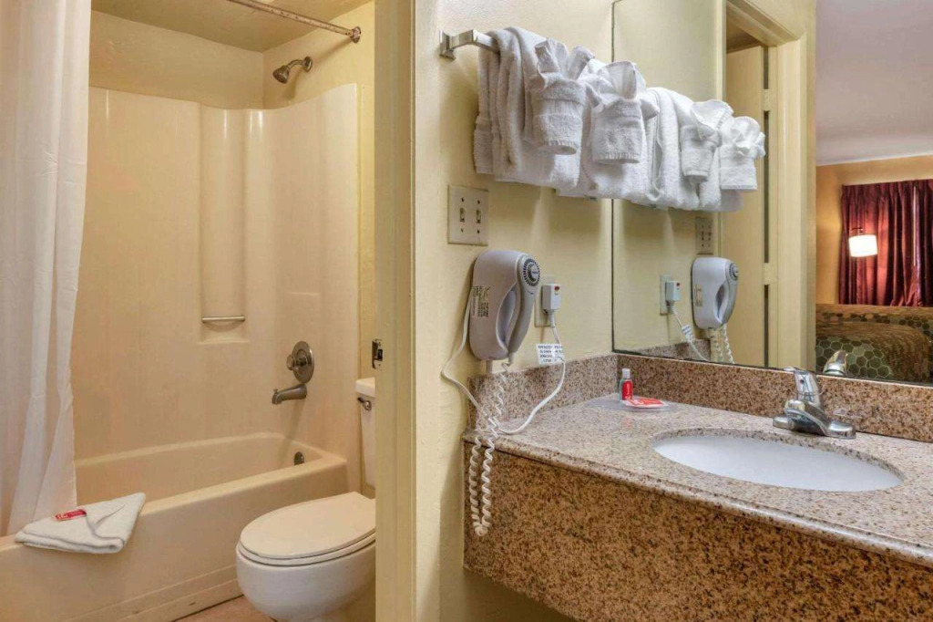 Econo Lodge Inn And Suites Near Florida Mall