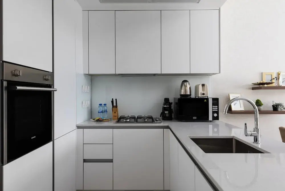 Waves - Urban Chic 1BR Apt With Maid